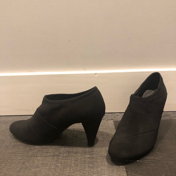Black ankle bootie pump, size 8.5 US - Picture 2 of 5